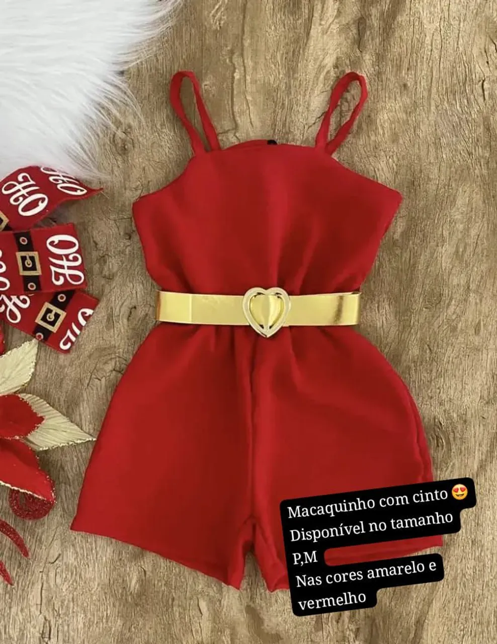 Macacão vermelho com cinto dourado