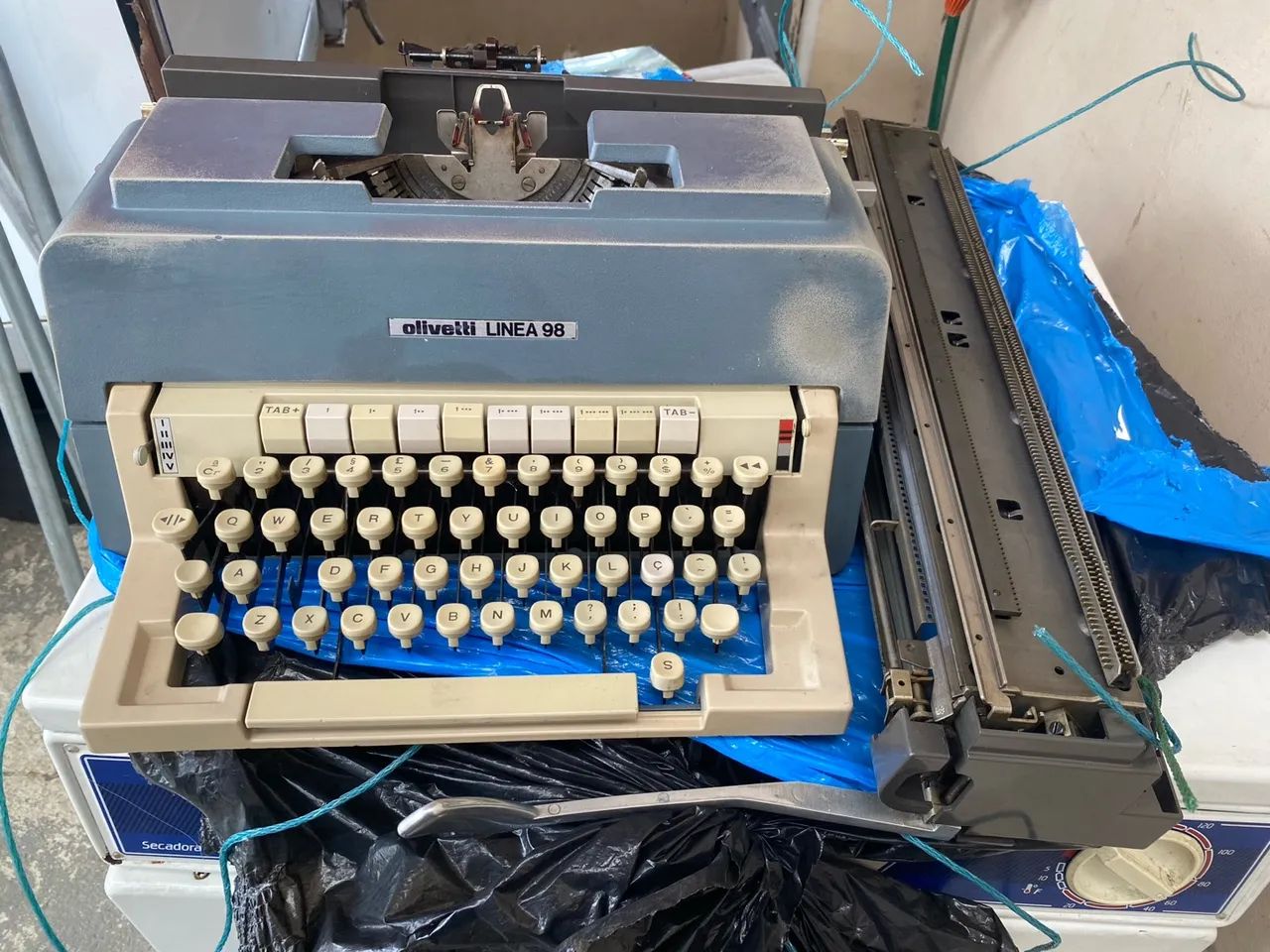 Vendo máquina de escrever olivetti linea 98 antiguidade 