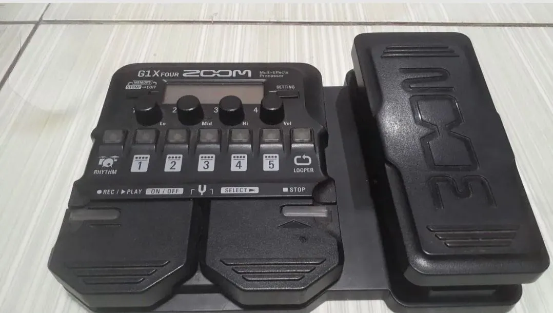 Zoom G1X Four - Multi-Effects Processor