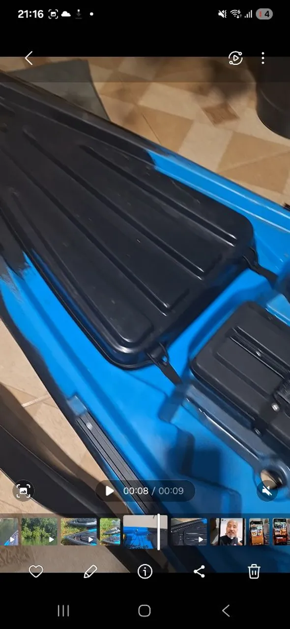 Caiaque de Pesca Esportiva Azul e Preto