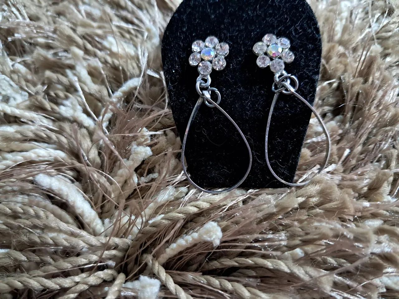 Brincos florais com strass e design elegante - Foto 2