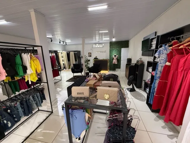 Vendo loja completa ( somente móveis e roupas)