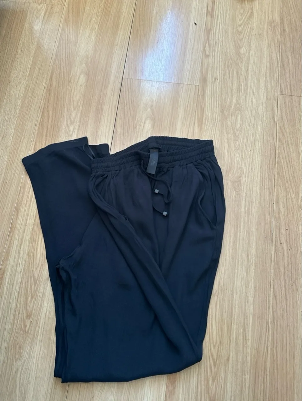 Calça feminina de tecido leve e elegante