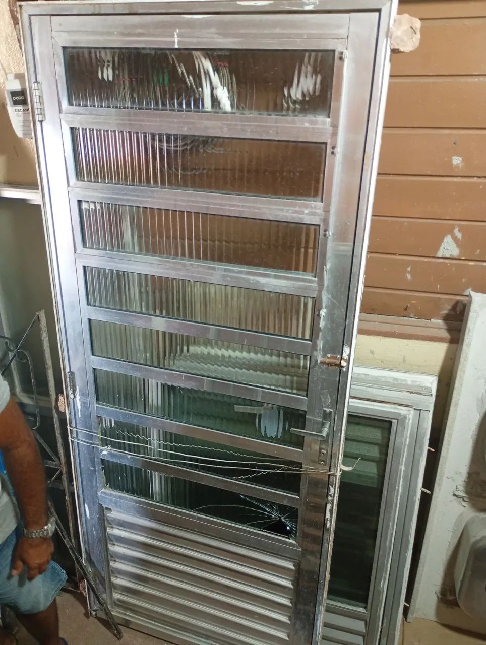 Porta de alumínio 90 pó 2.10 valo $450 janela 1.20 pó 1m valo $400 só ligar *71 - Foto 3