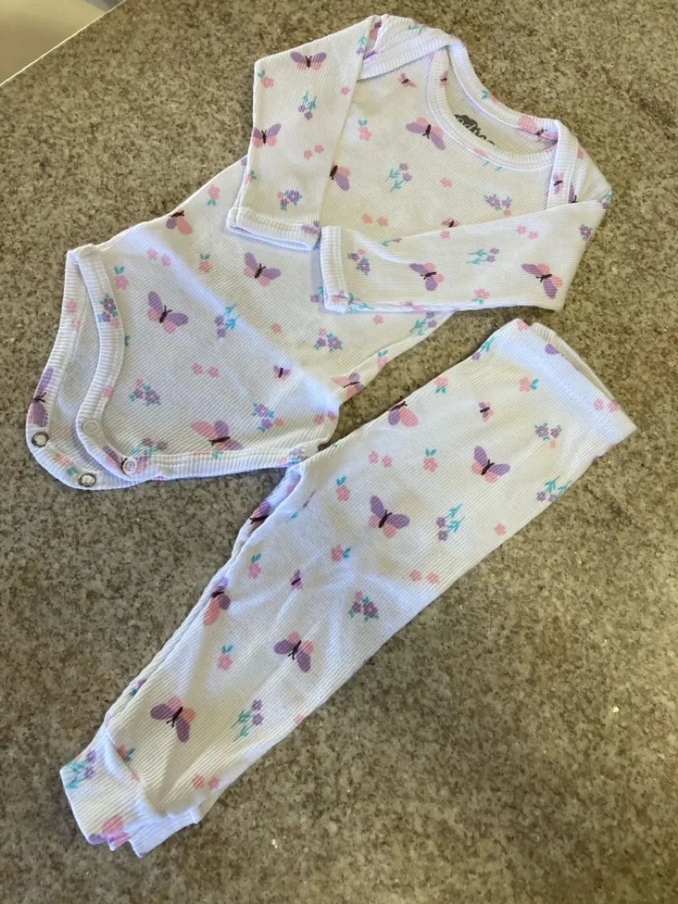 Conjunto Body e Calça de Bebê com Estampa de Borboletas - Foto 2