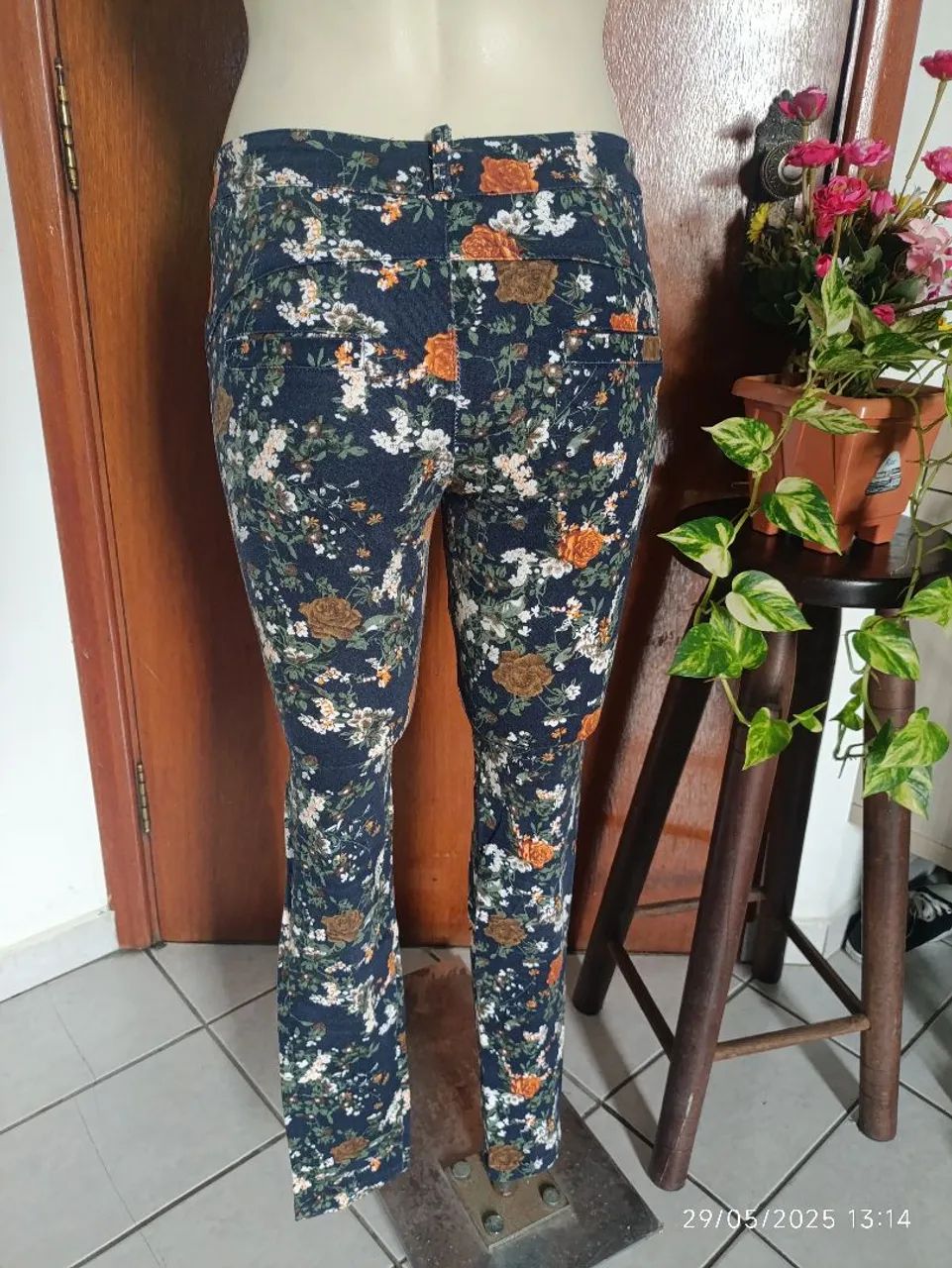 Calça Jeans estampada floral com elastano - veste até 42. - Foto 2