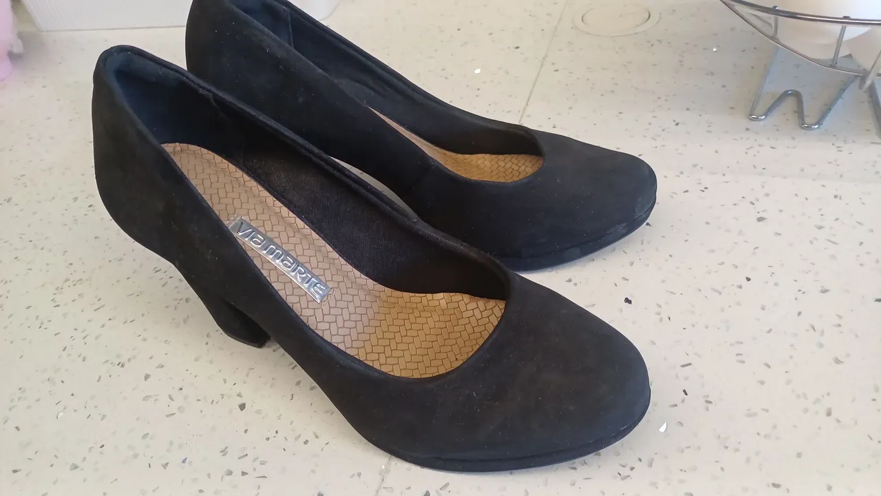 Sapatos de Salto Via Marte - Elegância em Preto
