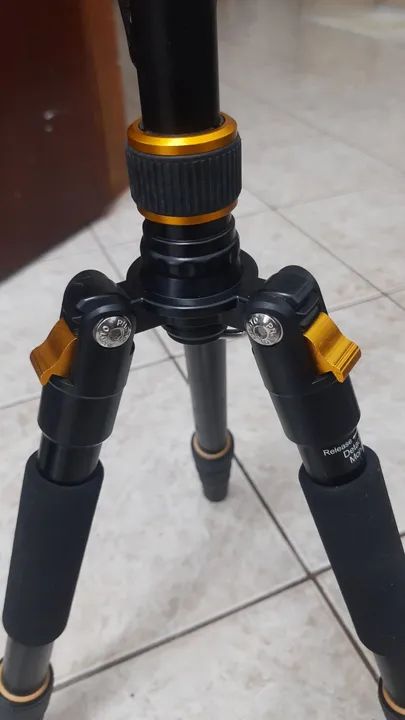 Disponível - Tripé para Câmera Profissional