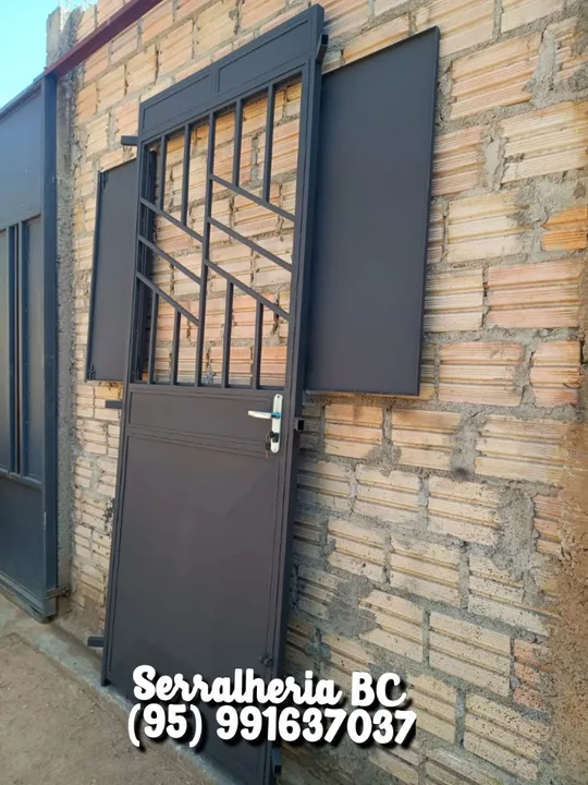 Porta de aço com grade - segurança e estilo!