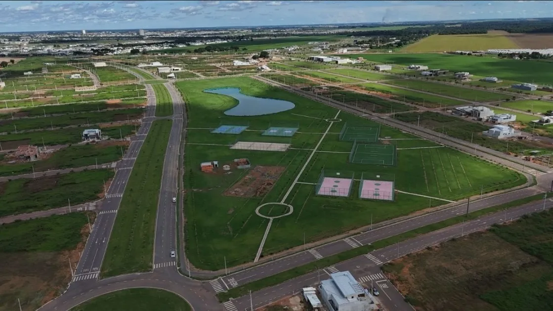 Parque do Lago: Terreno de 392m² com Estrutura Esportiva e Natureza Privilegiada