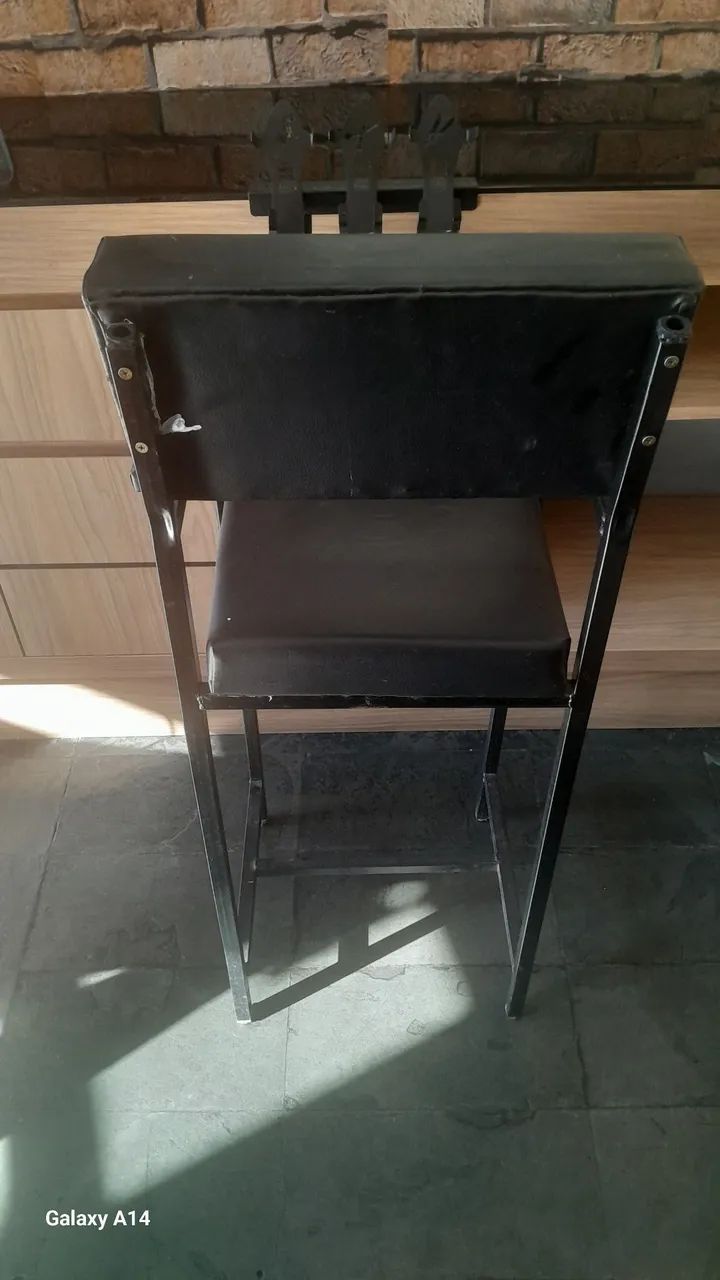 Banquinho preto com encosto
