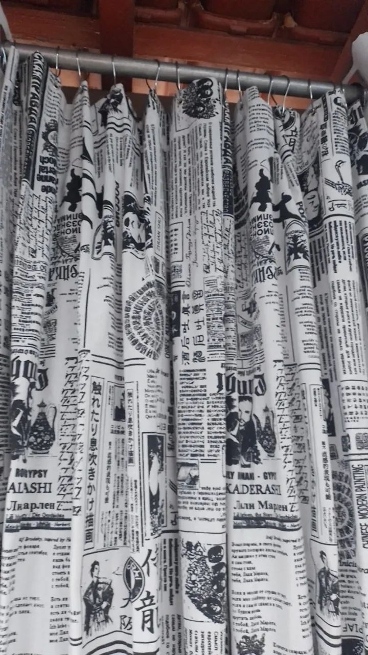 CORTINA COM ESTAMPA DE NOTÍCIAS DE JORNAL- TECIDO ENCORPADO 3,20 X 2,0 USADA