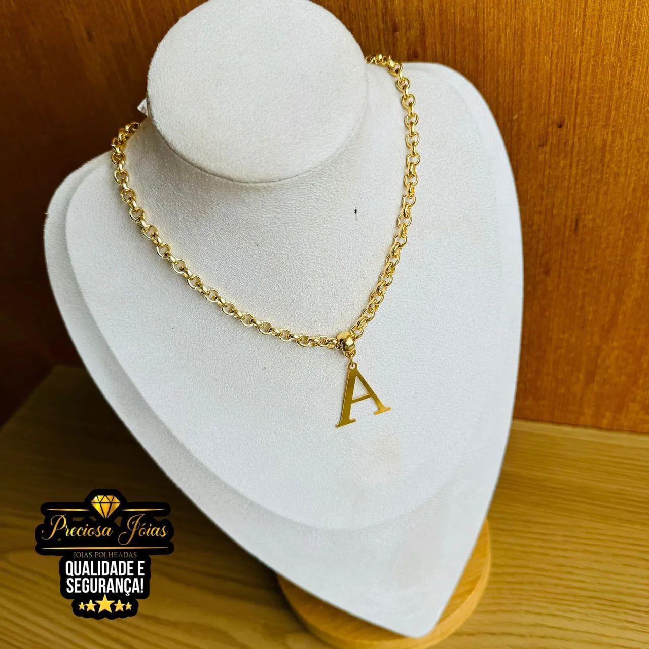 Cordão feminino com pingente de letras