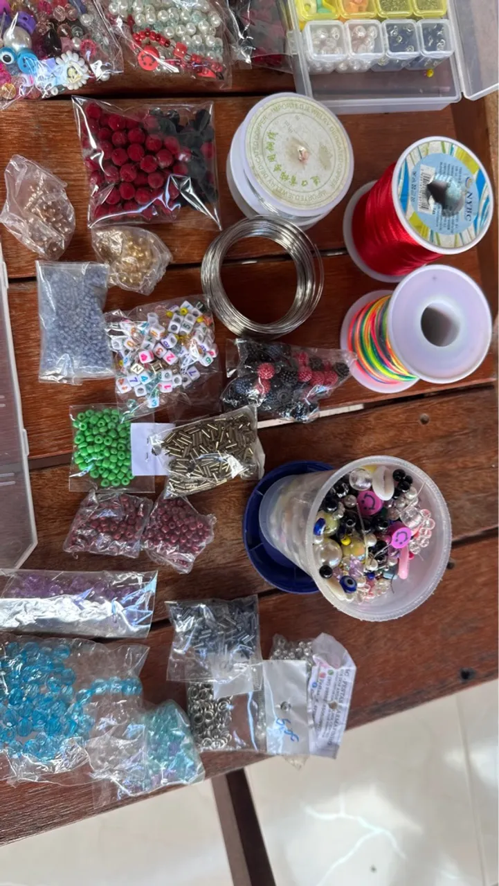 Kit de miçangas e materiais para artesanato