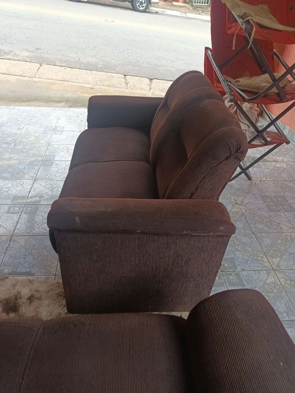 Sofa de 2 e 3 lugares marrom - Foto 4