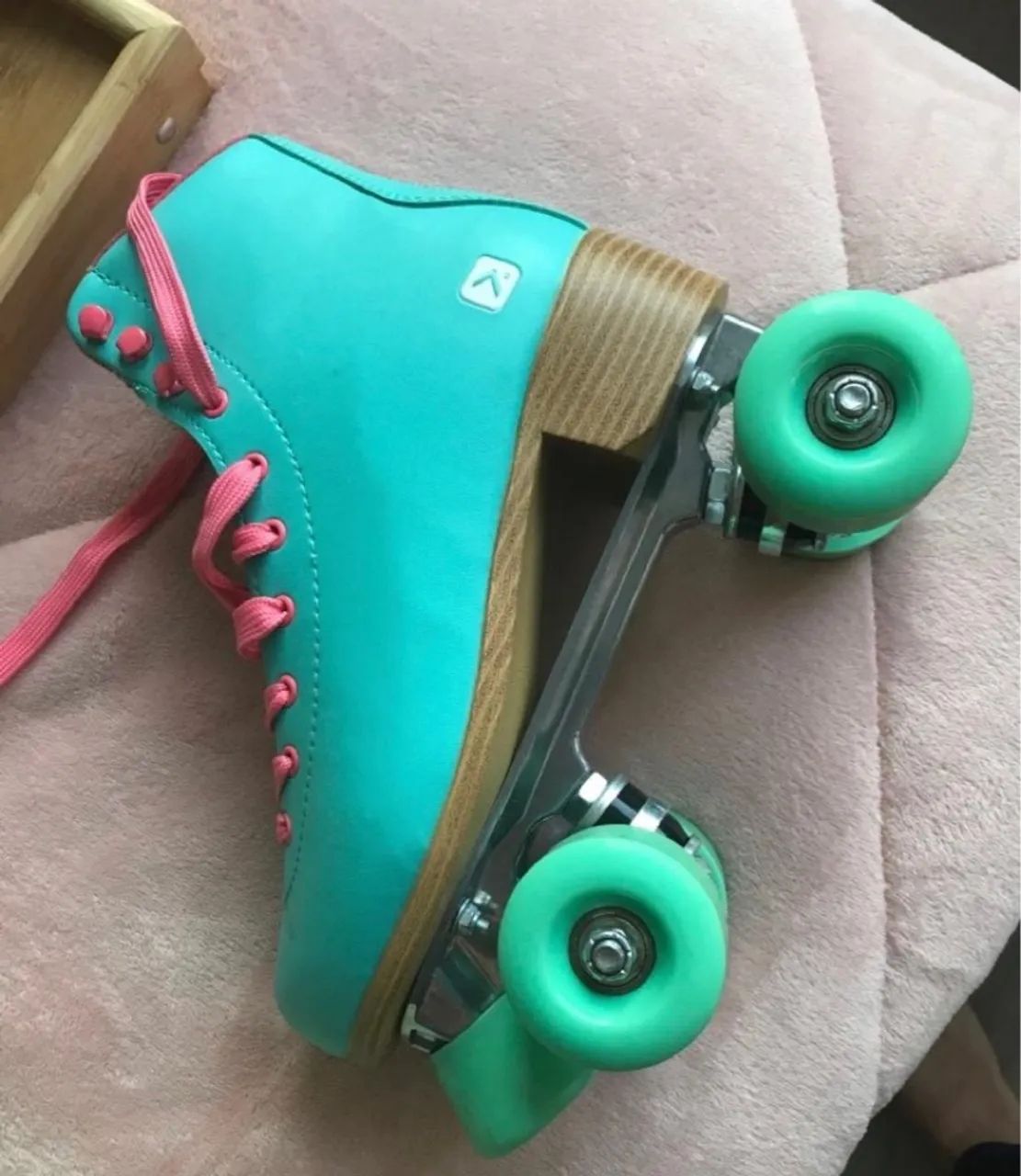 Patins Roller Derby  TAM 37 - Azul Tiffany com detalhes em rosa - Foto 3