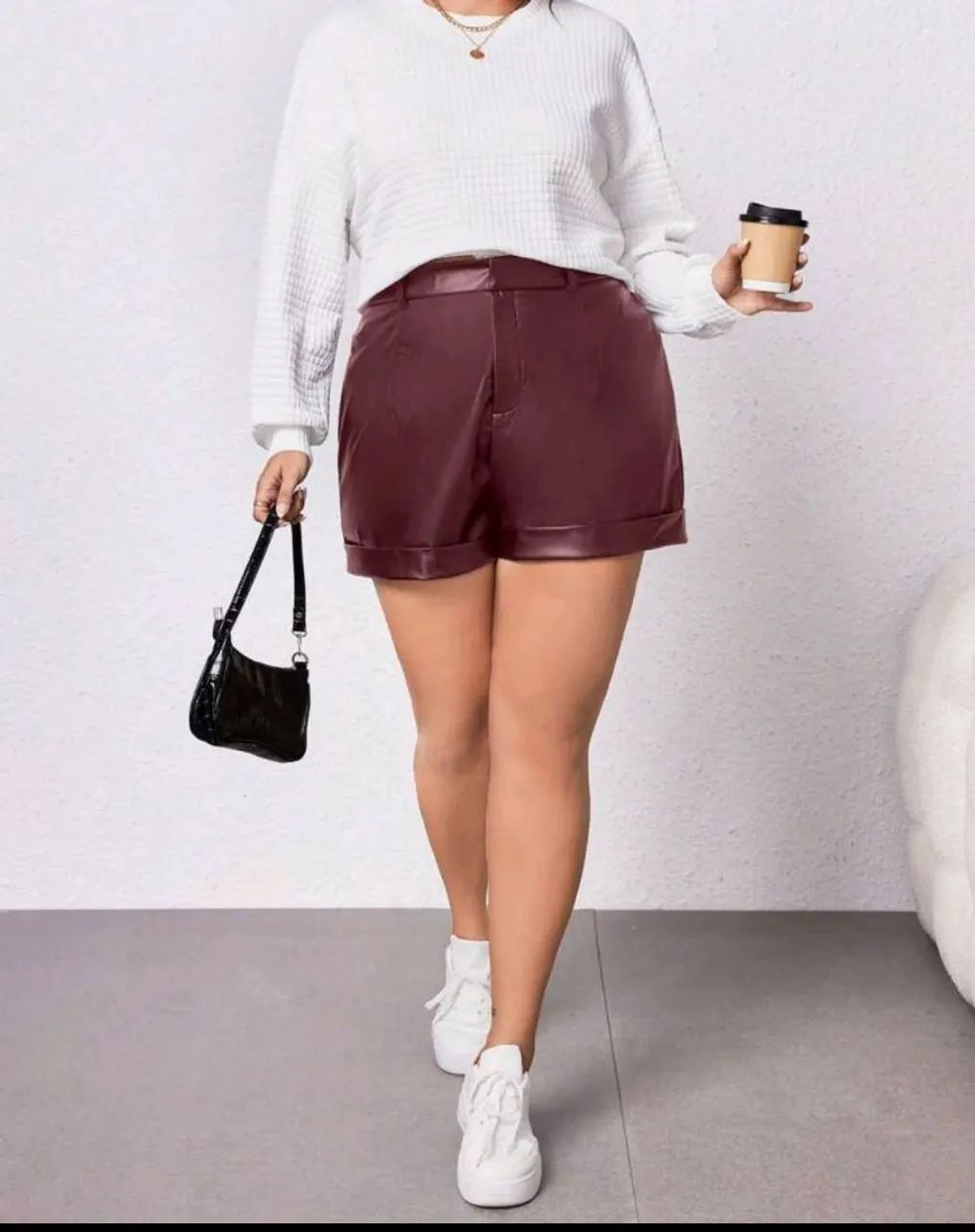 Shorts vinho em couro Pu  - Foto 4