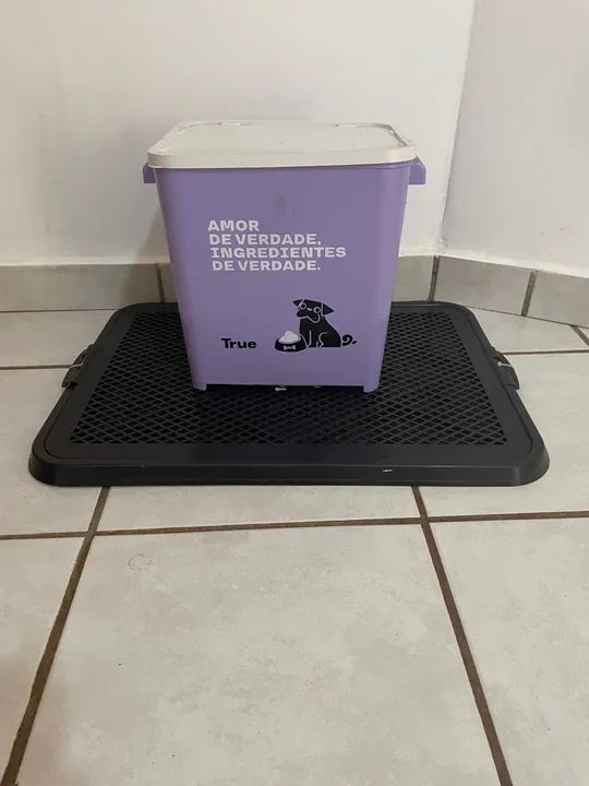 Porta ração e tapete higiênico 