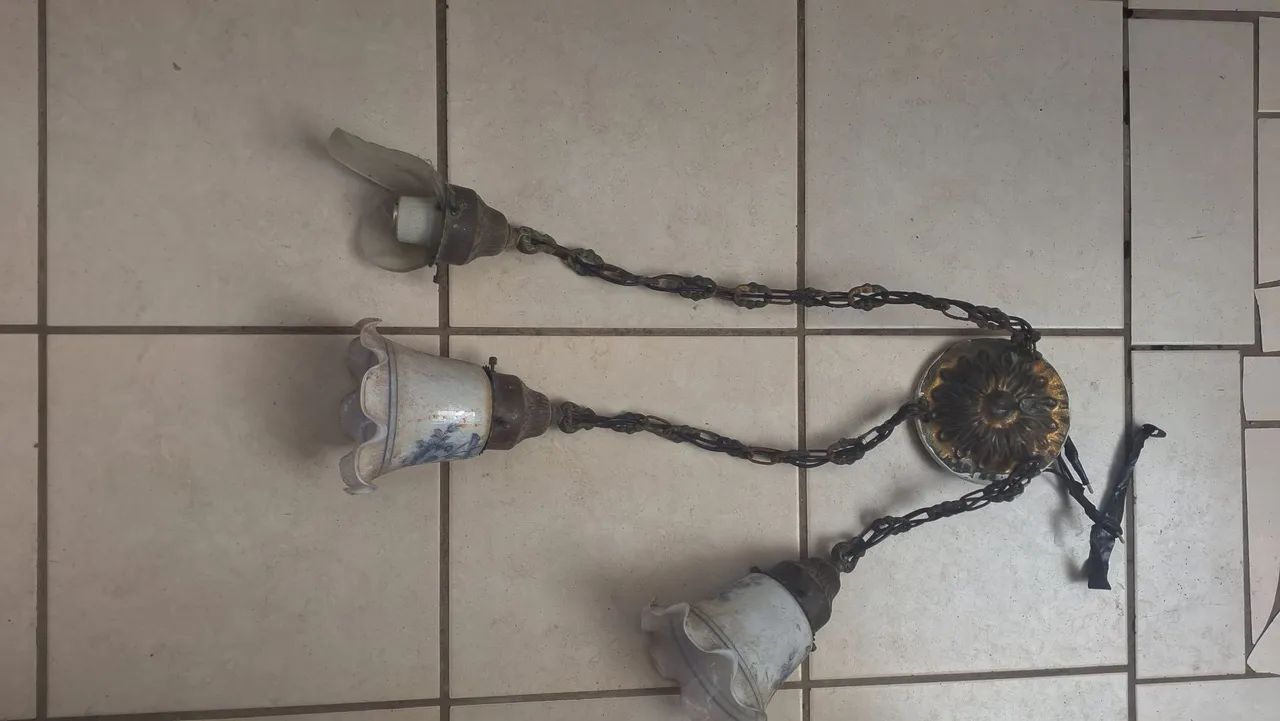 Lustre Antigo com Cúpulas de Porcelana - Foto 2