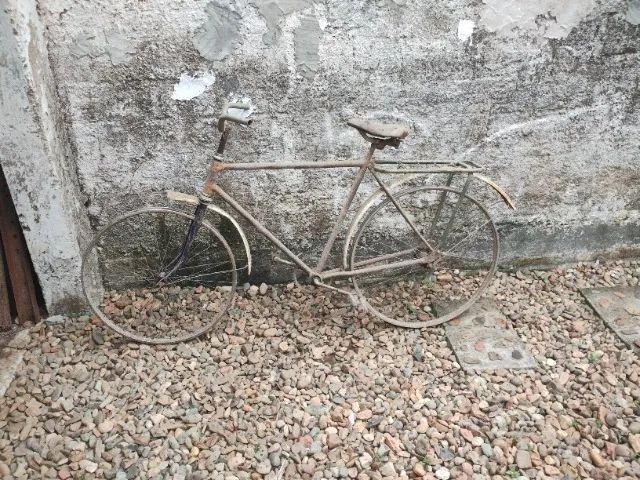 Antiga bicicleta masculina para restaurar 