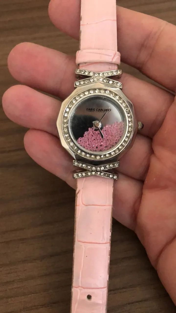 Relógio de pulso Fabio Carlucci com pulseira rosa e detalhes em strass.