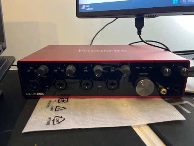 Interface de Áudio - Focusrite 18i8 64352405826563121