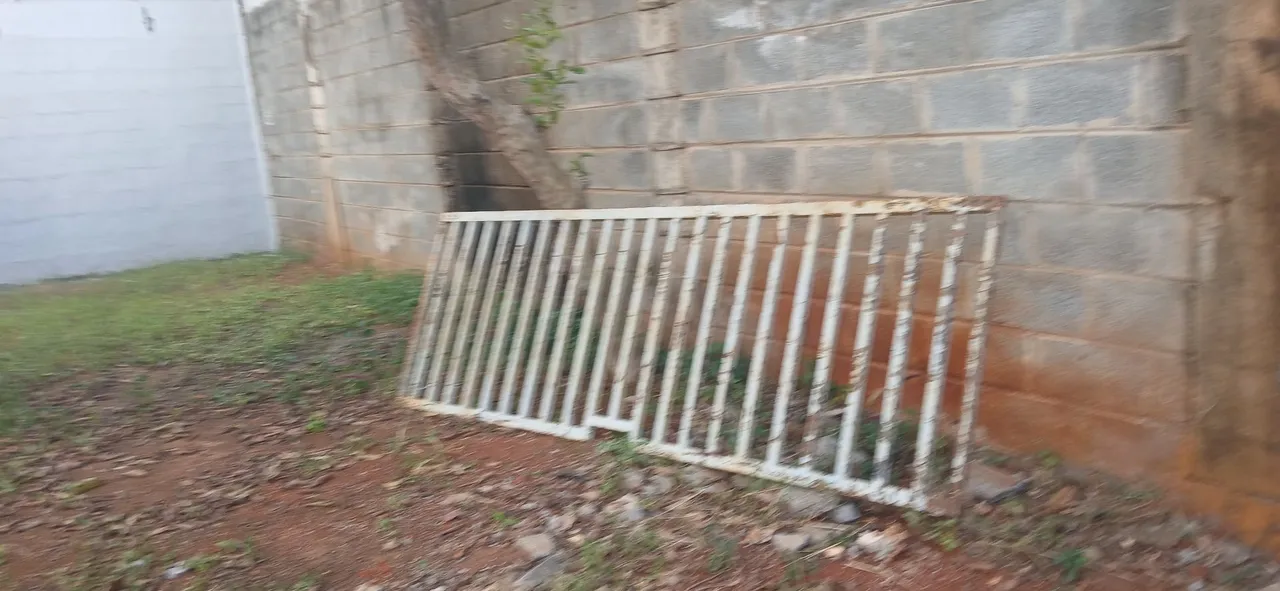 Portão de ferro branco