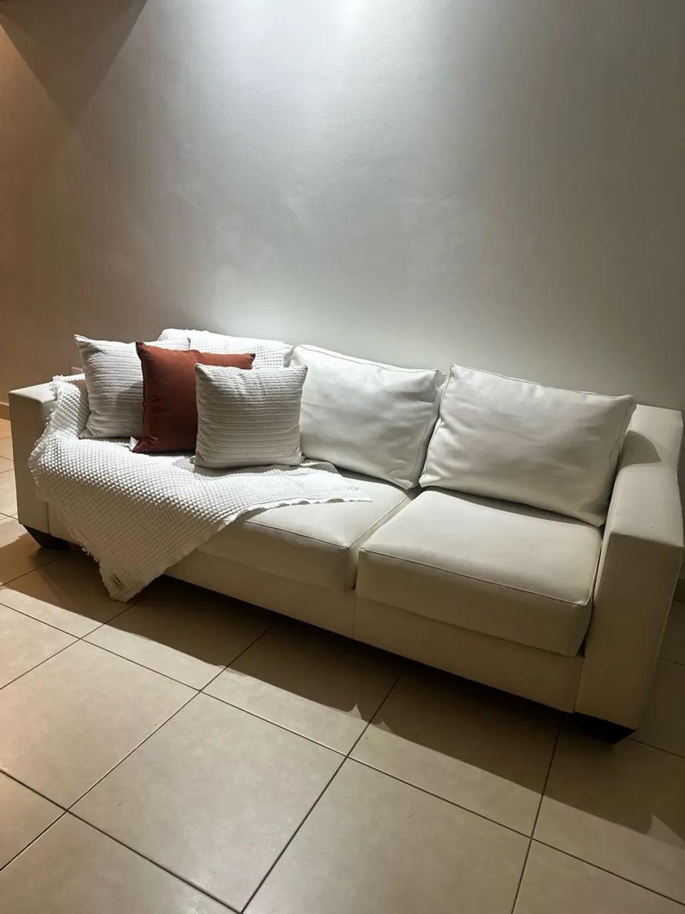 Sofá orgânico, 3 lugares, em couro, reclinável, elegante e confortável - Foto 5