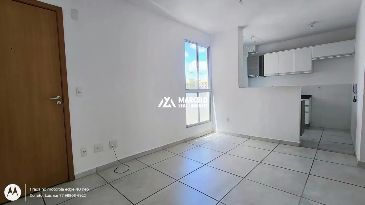 Alugo apartamento no 4º andar com 2 quartos, armários planejados na cozinha em