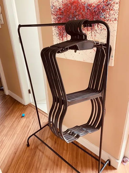 Arara e Cabide de plástico silhueta com 10 unidades 