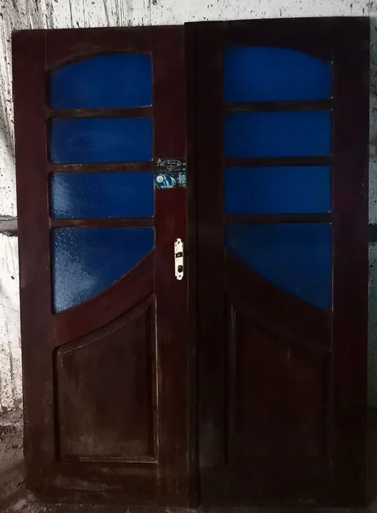 Par de Portas de Madeira Maciça com Vidro Azul