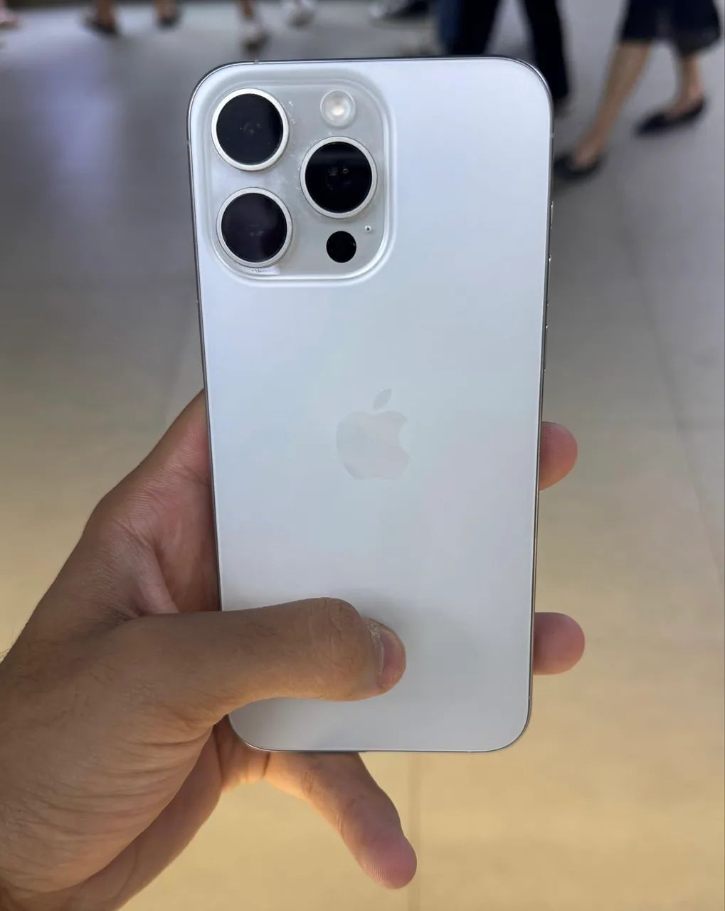 iPhone 15 Pro Max 256gb Branco impecavel - Celulares e Smartphones