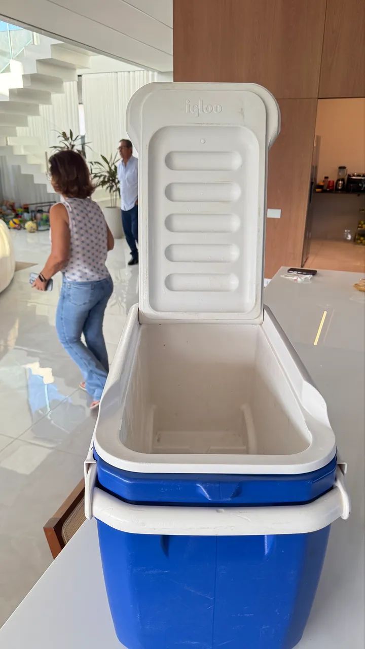 Cooler caixa  térmica Igloo com rodinhas  - Foto 4