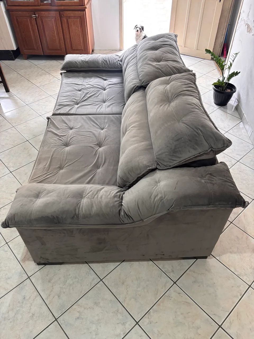 Sofá retrátil e reclinável cinza -2,38 m - Foto 2