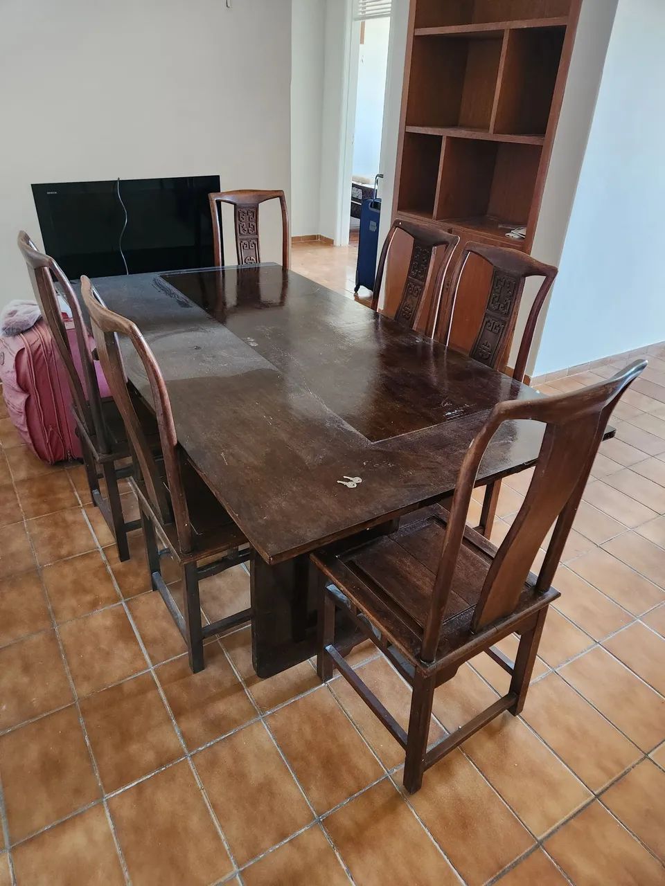 Conjunto de mesa de jantar + 6 cadeiras em madeira maciça.