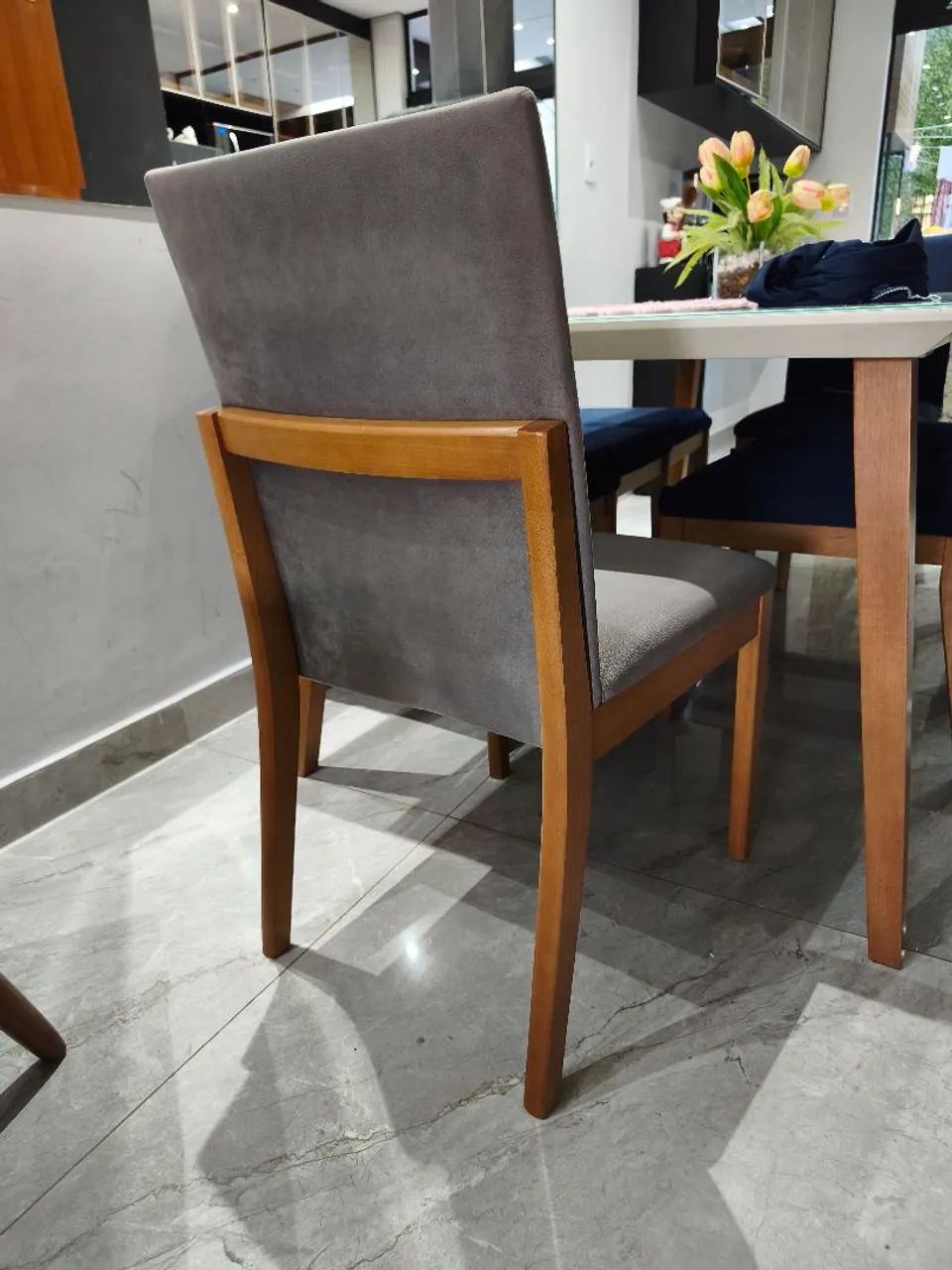 Conjunto de mesa e 8 cadeiras  - Foto 2