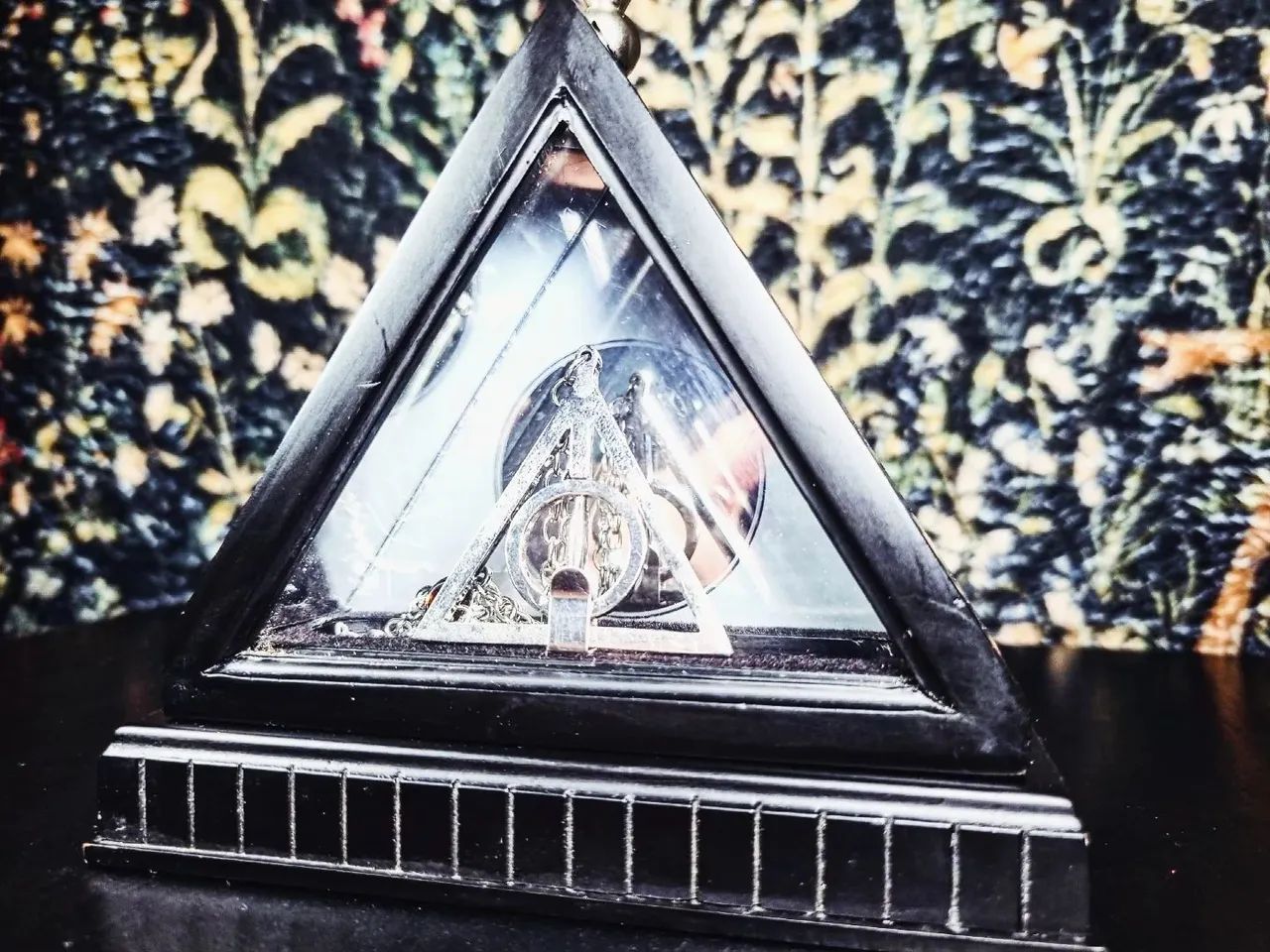 Colar Xenophilius Lovegood Reliquias da morte Harry Potter Noble collection  - Foto 3