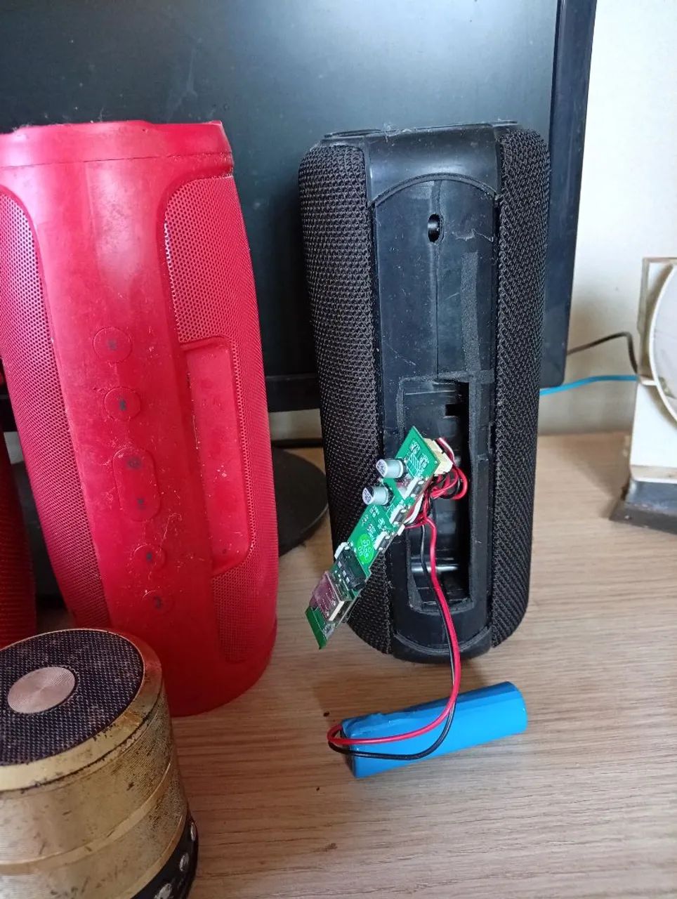 Lote B com 6 caixas de som Bluetooth com defeito  - Foto 4