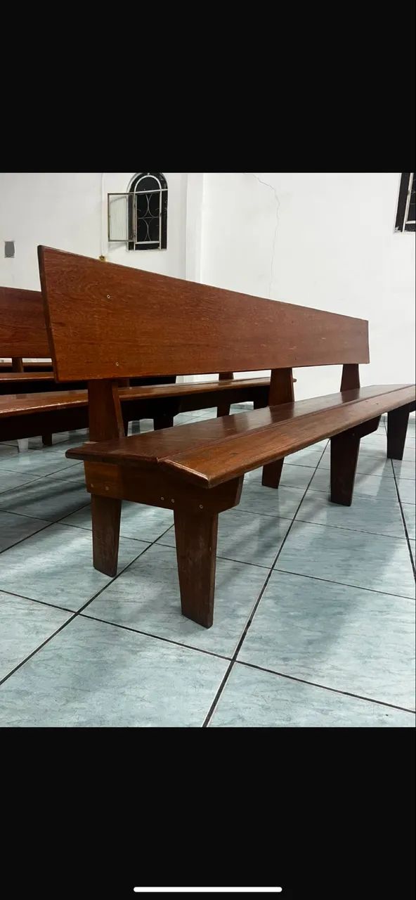 Banco de madeira maciça - Resistente e acabamento envernizado  - Foto 2