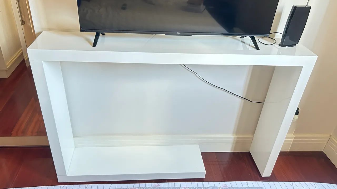 Aparador/Rack para TV - Marca Artzzi (1,40m). 