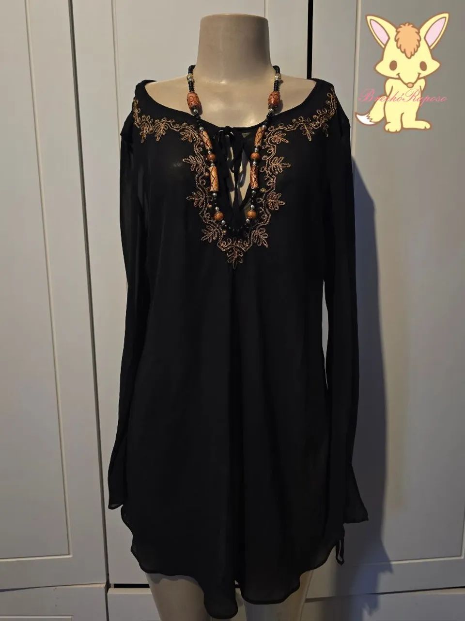 Blusa preta boho com detalhes dourados
