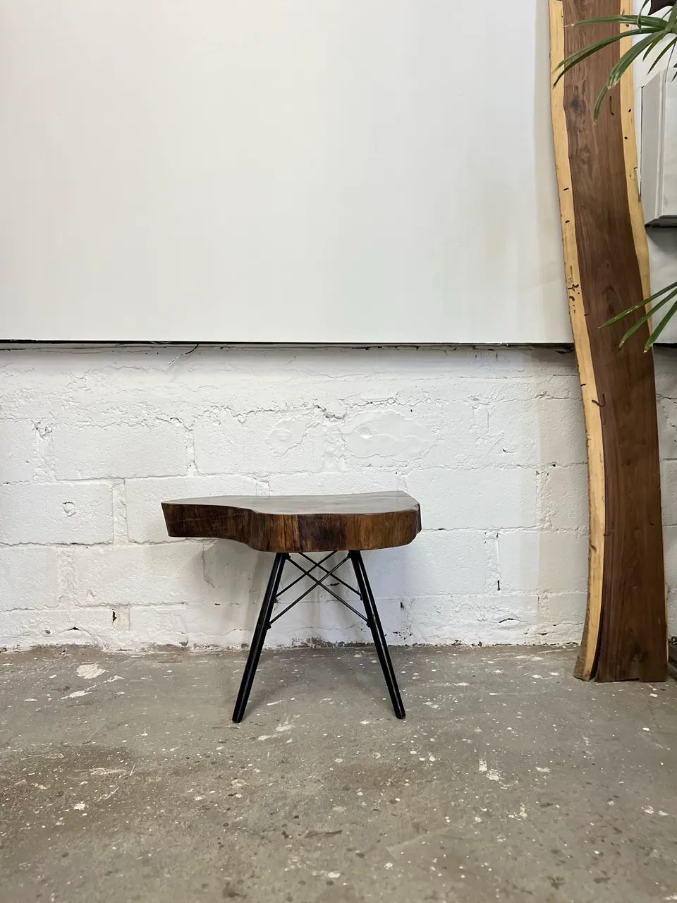 Mesa auxiliar em madeira nobre, estilo industrial.  - Foto 3