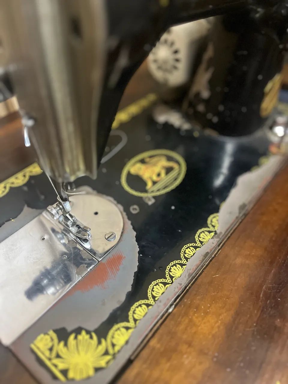 Máquina de costura antiga - Foto 4