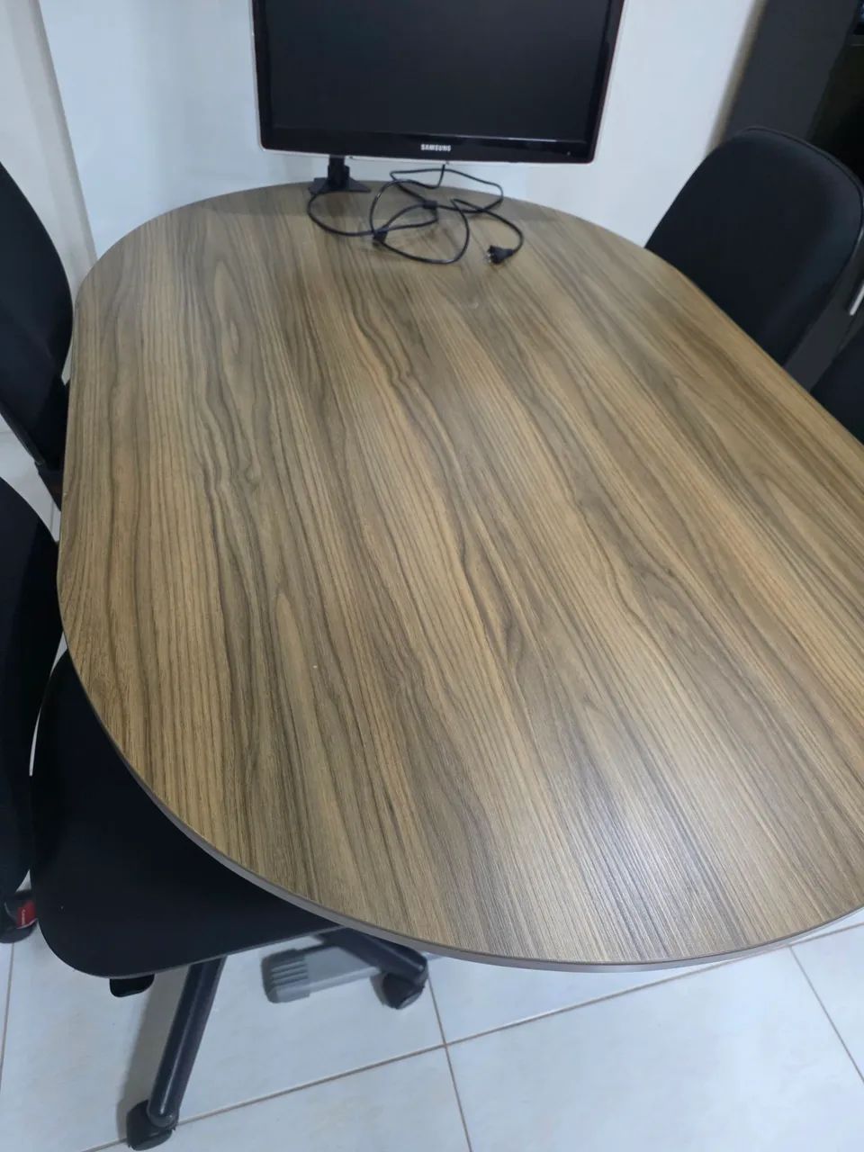 Mesa de reunião com 4 cadeiras acolchoadas. - Foto 2