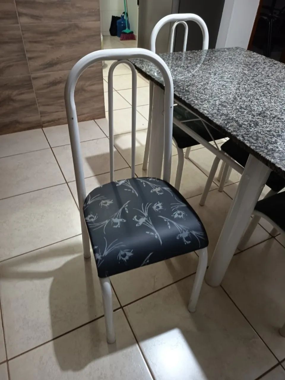 Mesa de jantar com 4 cadeiras 