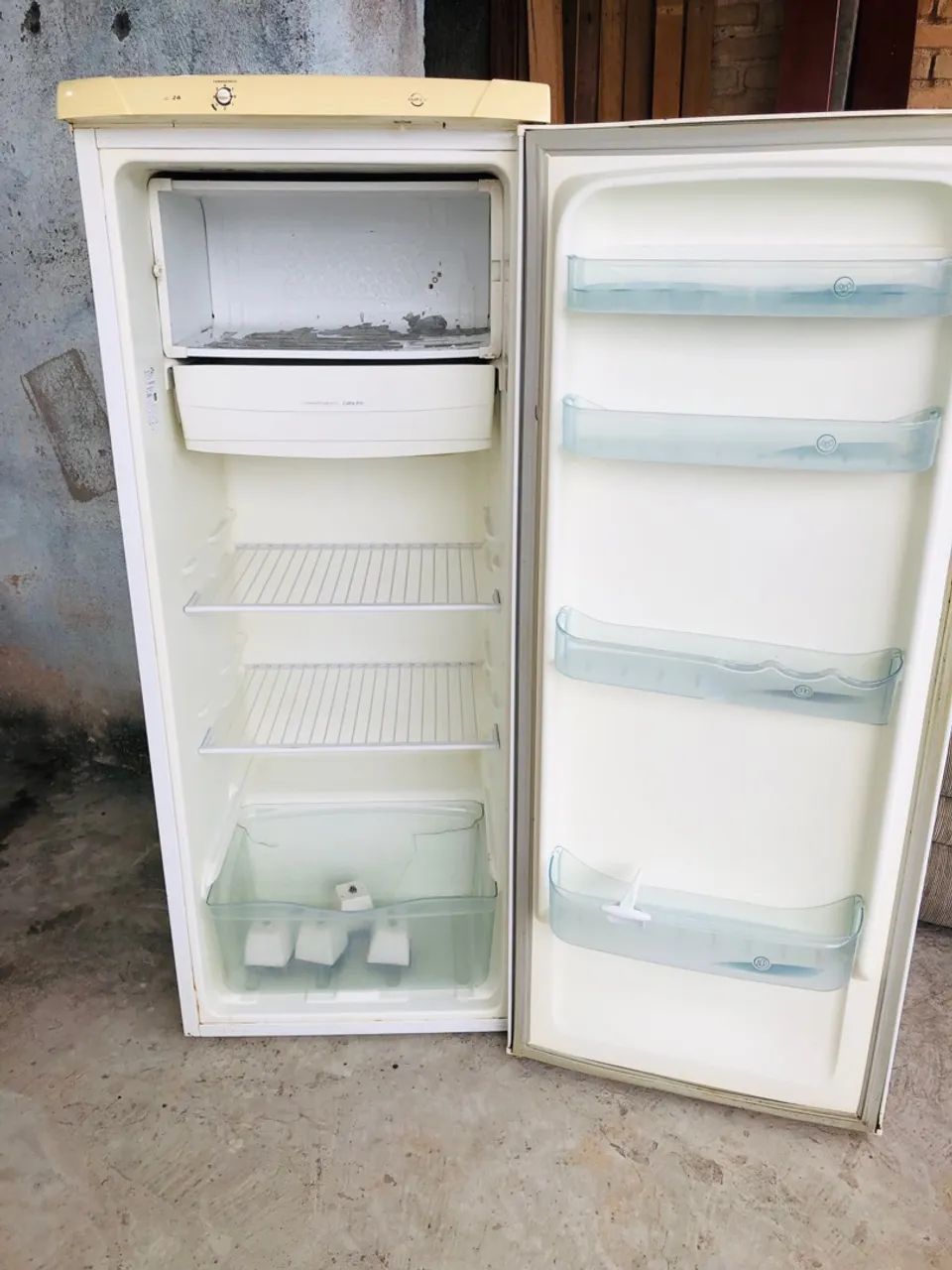 Vendo geladeira e conjunto de sofá 2 e 3 lugares, preço bom - Foto 2
