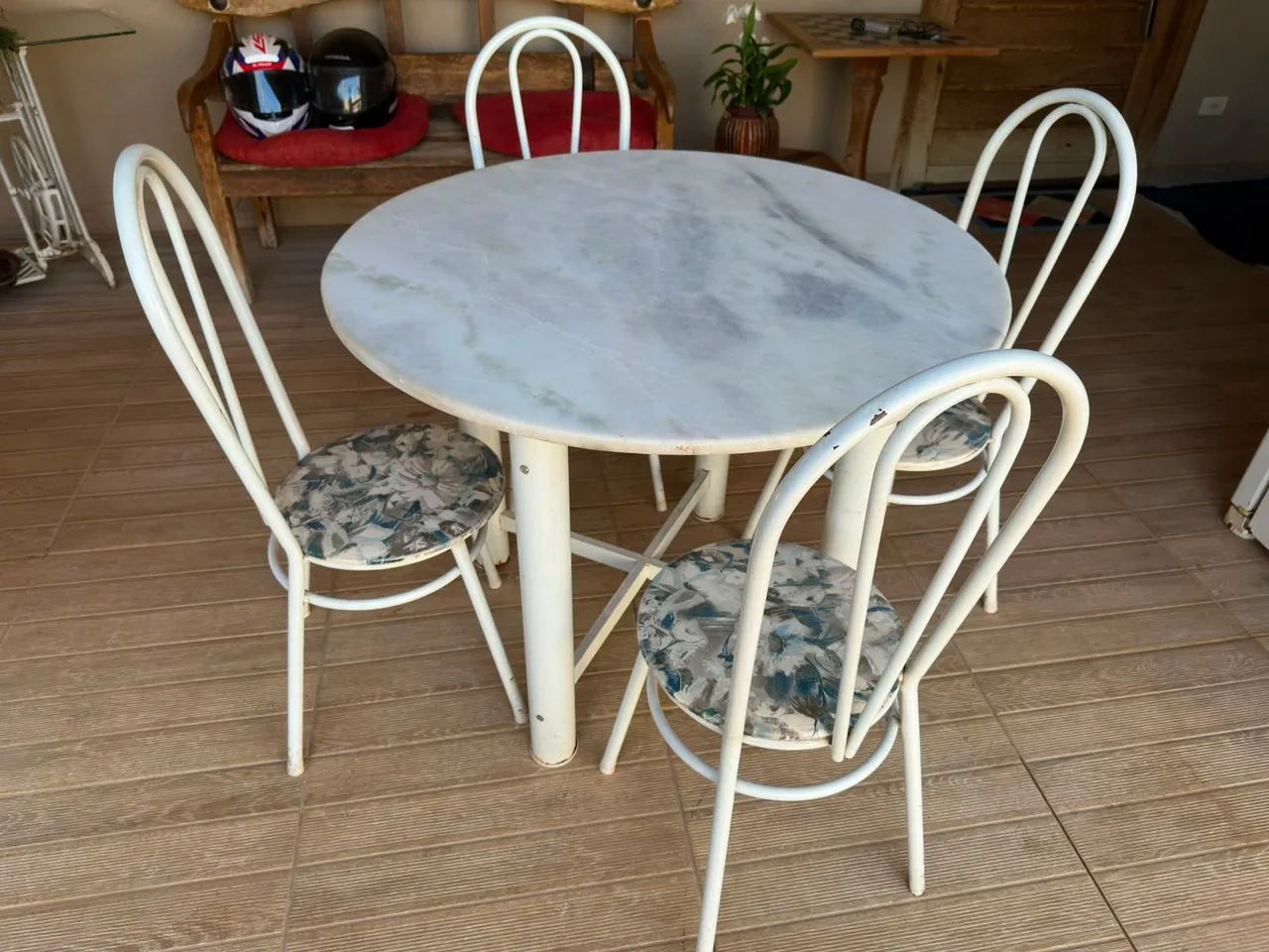Mesa de mármore redonda com 4 cadeiras 