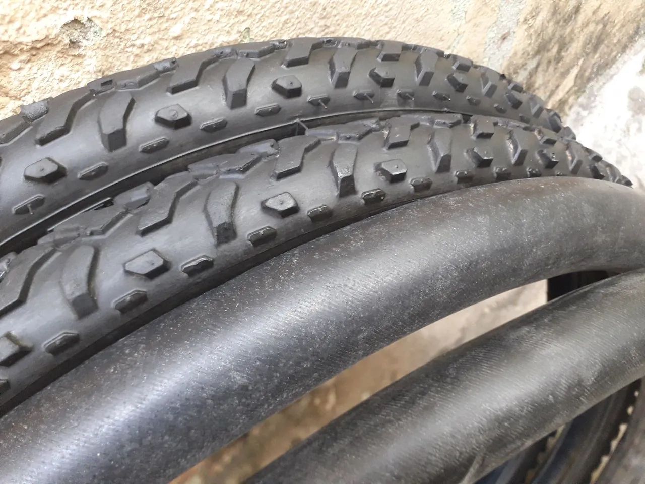 PAR DE PNEUS PIRELLI COM AS CÂMERAS DE AR - Foto 5