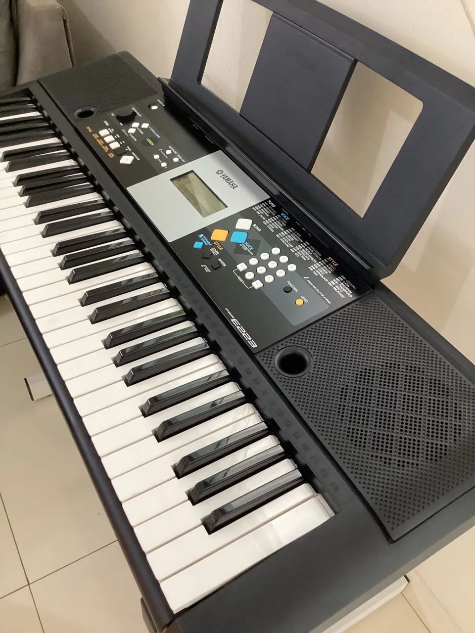 Teclado Yamaha PSR E223 + Brindes