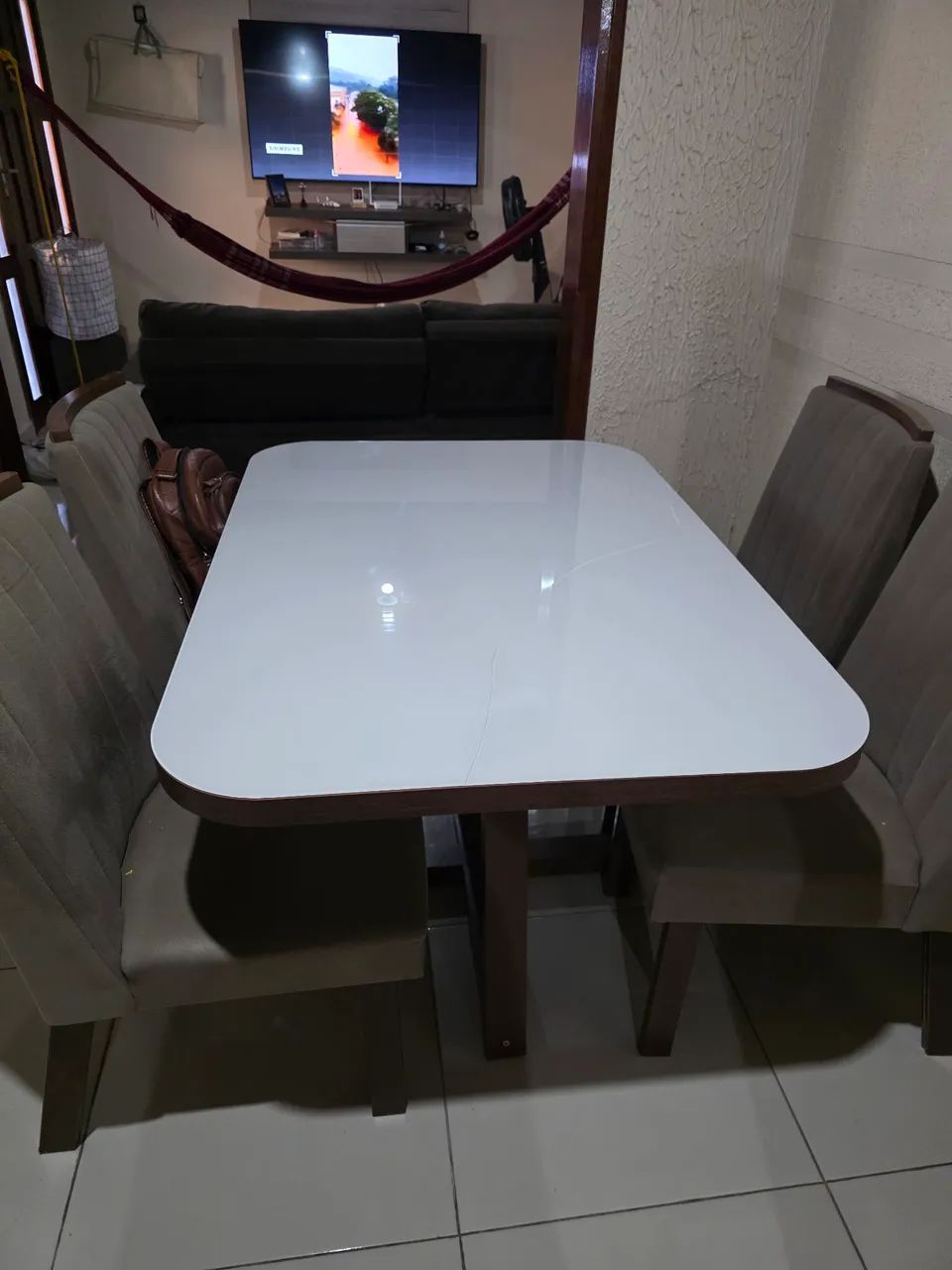 Vende-se mesa de jantar com 4 lugares 